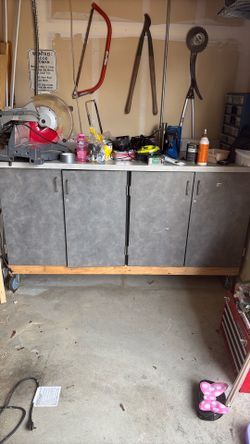 Storage cabinet / workbench / work bench on wheels