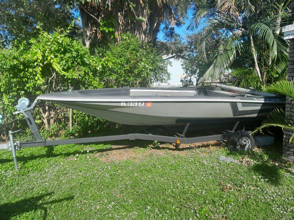 18 Ft Bass Boat For Sale.  $300 Project Boat