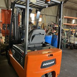 2018 Electric Doosan B20T-5 MAST: Quad Mast, 4000 lbs 4 stage goes 20 feet high, side shift electric forklift, comes with charger, has 4084 hours , 3 