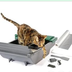 Self cleaning litter box