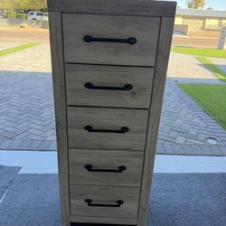 Ashley Furniture - Cambeck collection -5 Drawer Chest