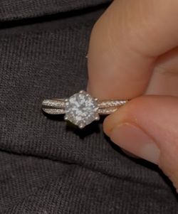 Round Brilliant Ring