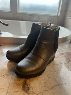Sorel wedge boots Size 8