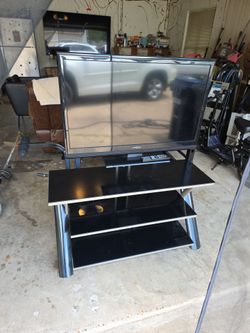 Insignia Tv and TV Stand