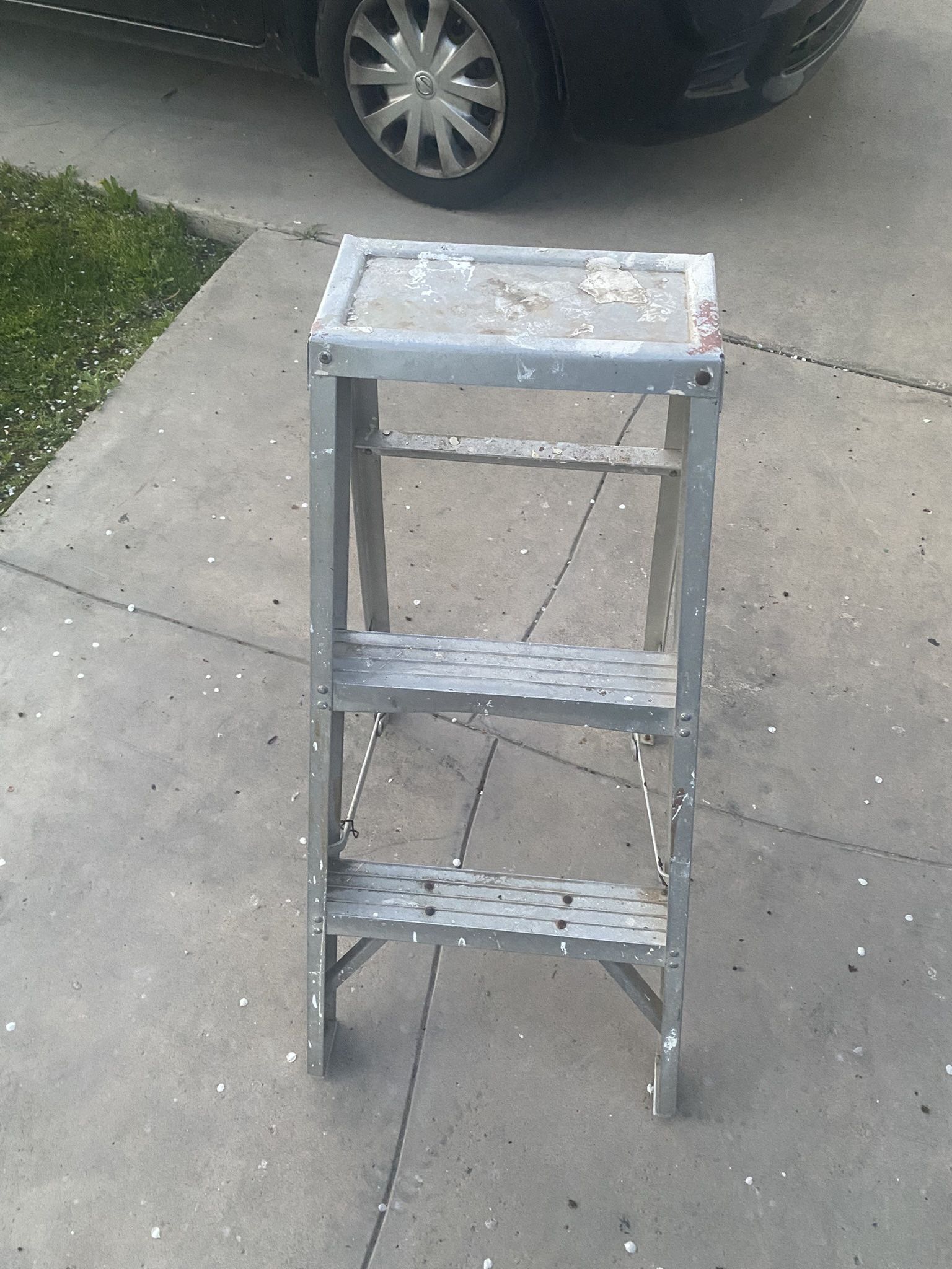 Gray 3-foot Ladder