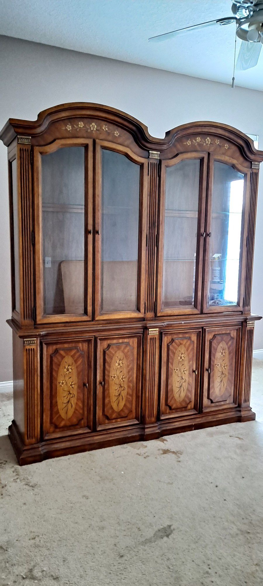 Beautiful Hutch, Excellent condition