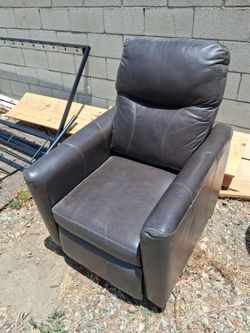 Recliner (medium)size