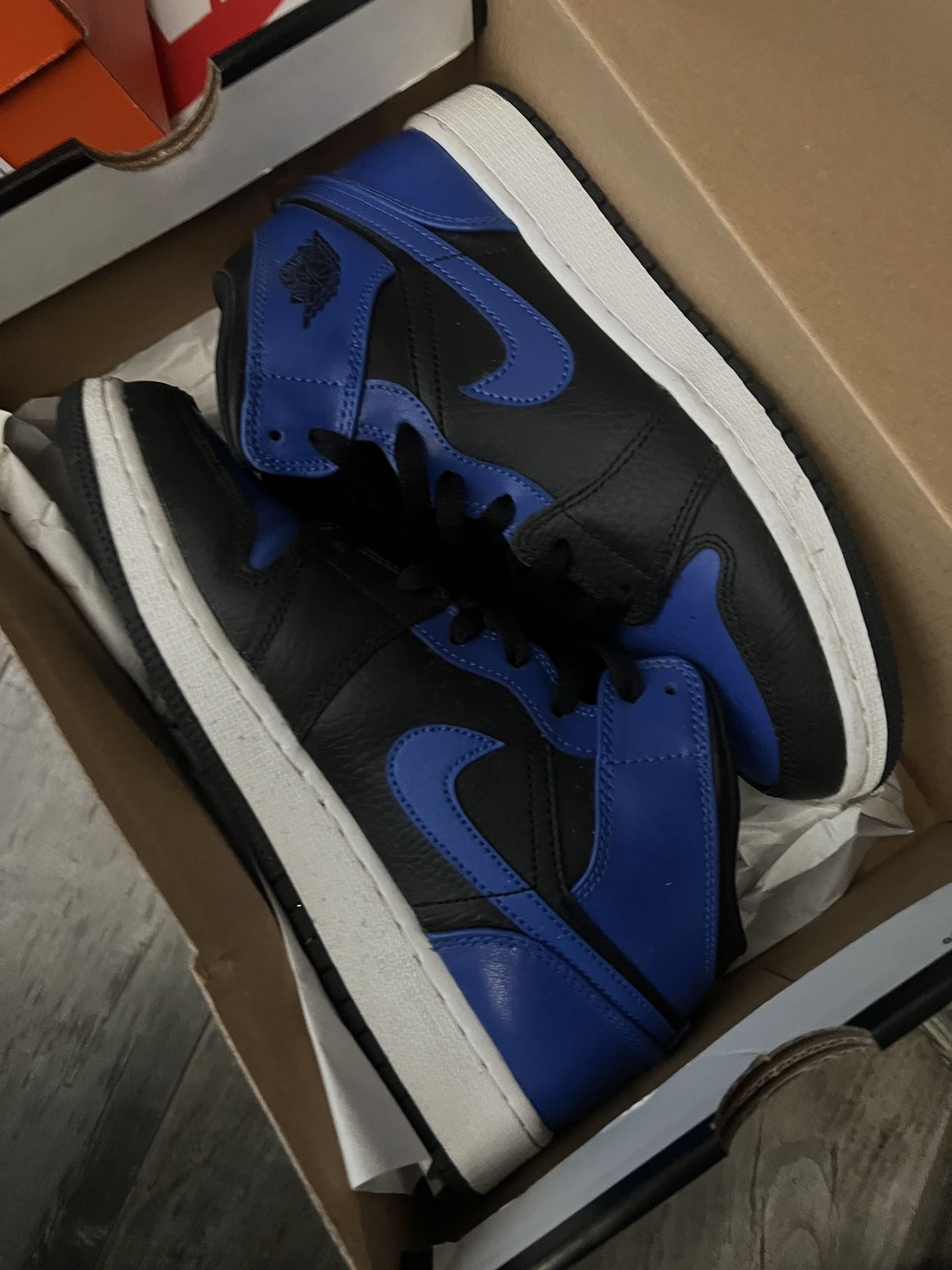 Jordan 1 Mid 5.5 Y