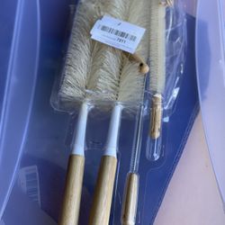 Set of brushes to clean
