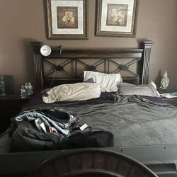 Kind Bed, Two Night Stands 2 Dressers And Large Mirror. 