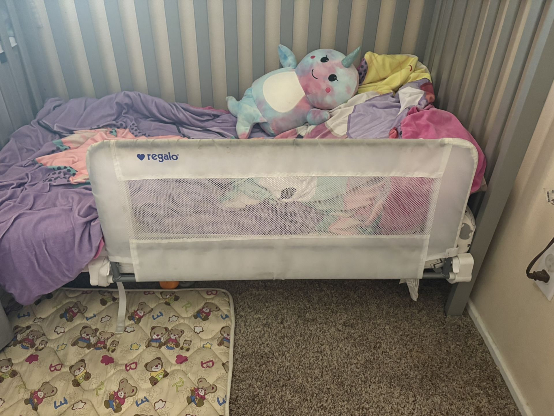 Regalo Swing Down Crib Rail
