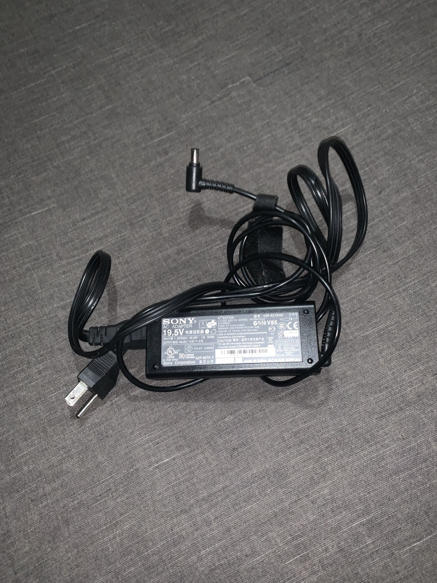 Genuine SONY AC Power Adapter Charger P/N VGP-AC19V42 19.5V 4.7A