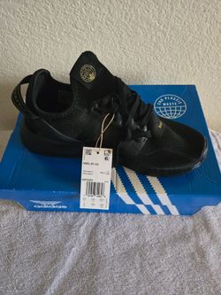 Adidas NMD R1 V2 Triple Black Sneakers