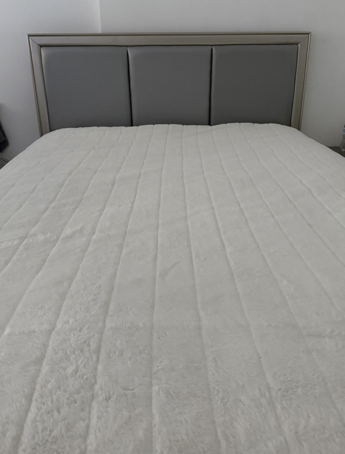 Queen Bed Set - 2 Night Stand- Dresser