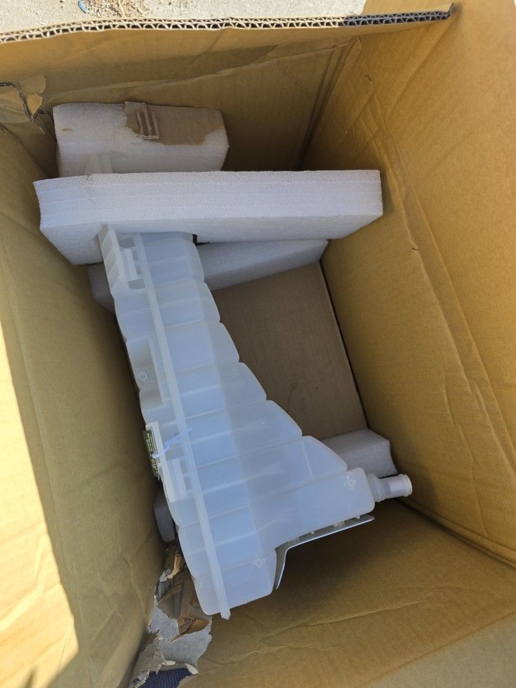 Front Engine Coolant Reservoir Compatible with Select Kenworth / Peterbilt Models