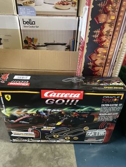 Carrera GO!!! “Racing Arena”- F1 Race Cars Perez/ Sainz with 2 Wireless Controllers