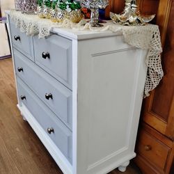 Contemporary Drawer Dresser - Quality Wood Construction