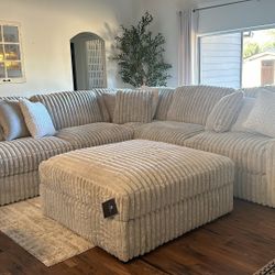 3-PC Stupendous Sectional. 🚚WE DELIVER🚚