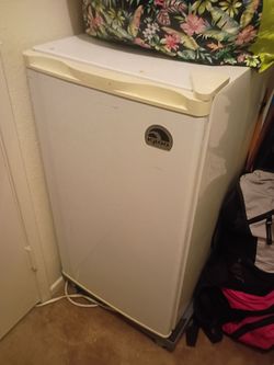 Igloo mini fridge with freezer