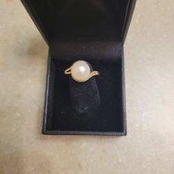 14k Gold Pearl And Diamonds Ring.  Weight Is 3.1 Grams