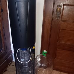Hot//Cold water dispenser