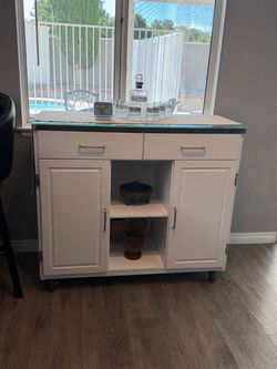 Mobile kitchen island/cabinet