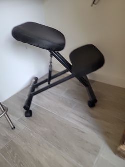 Ergonomic kneeling rolling chair