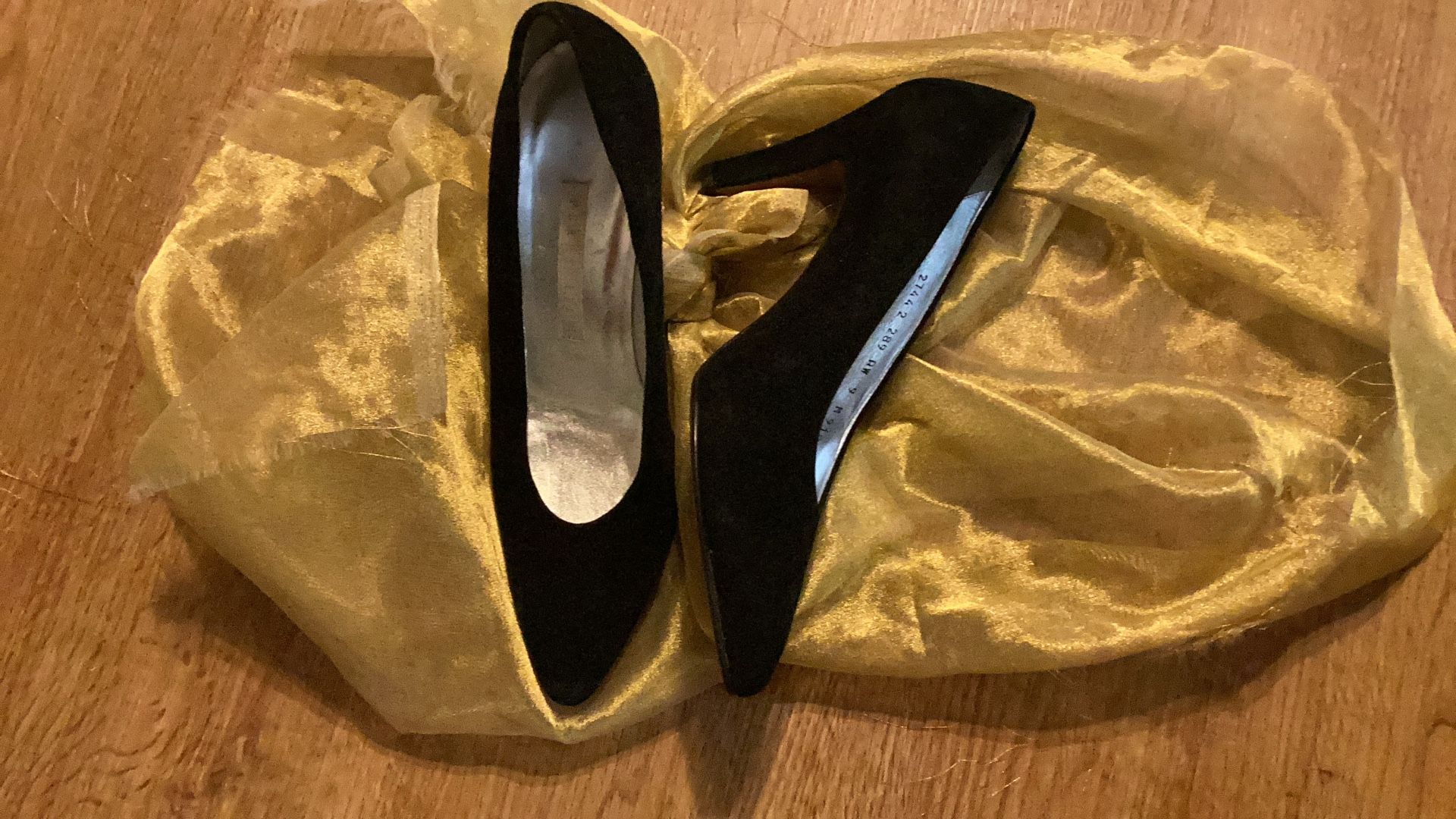 Perry Ellis Designer Suede Pumps