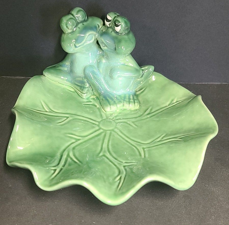 Vintage Kissing Frogs On Lillypad Ceramic Trinket Dish 