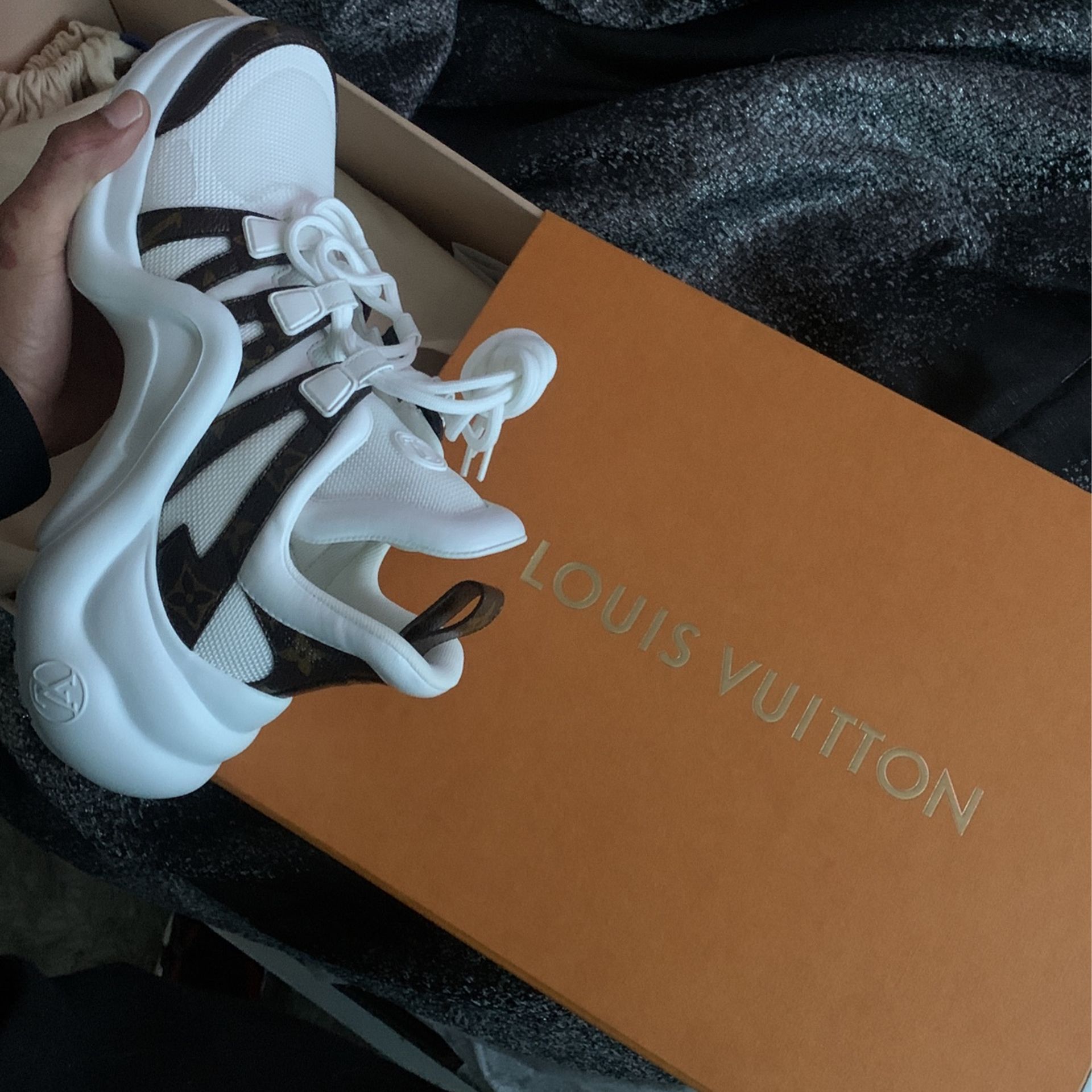 Louis Vuitton Arch runner Size 7 Women