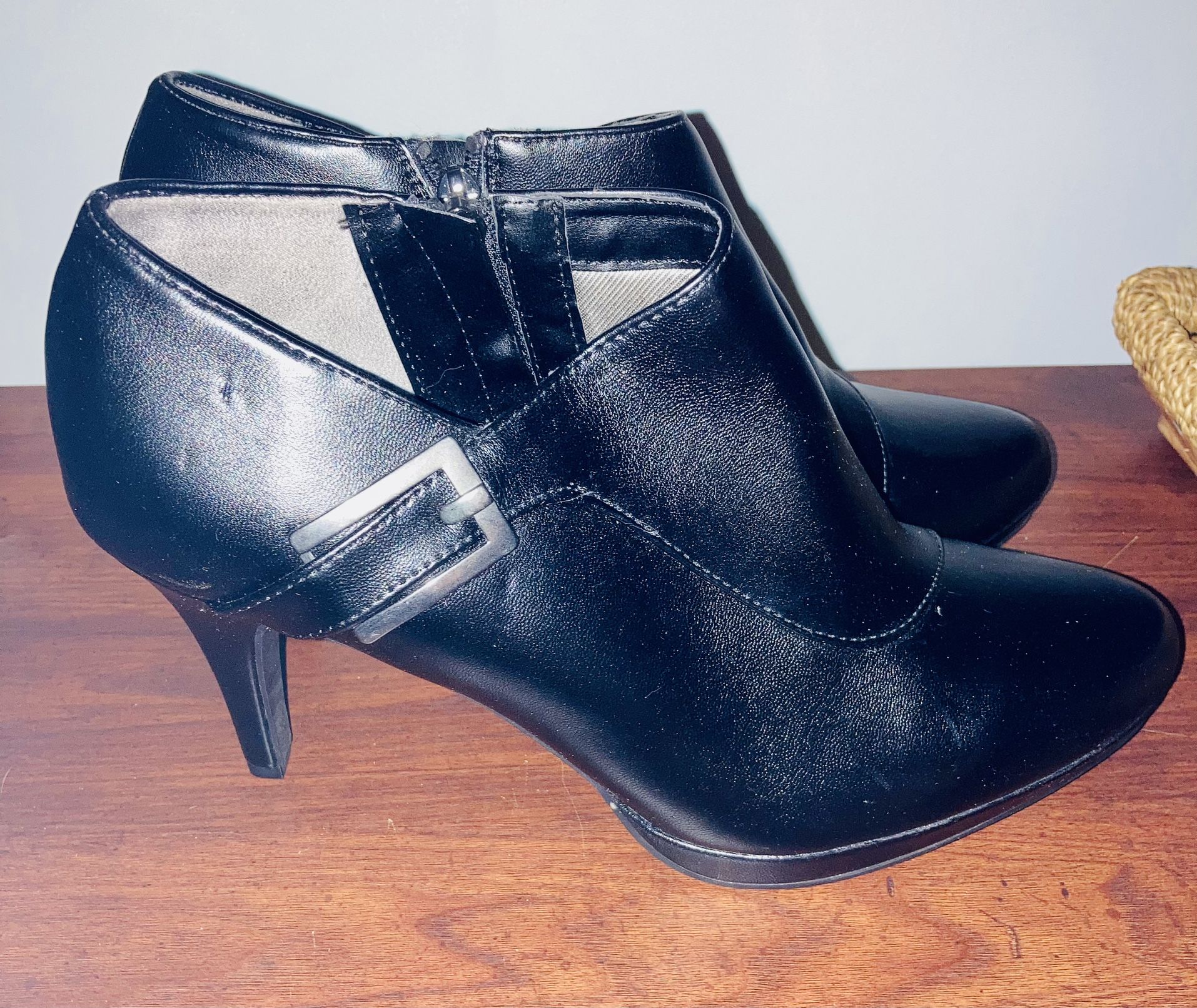LifeStride Velocity Memory Foam Womens Booties