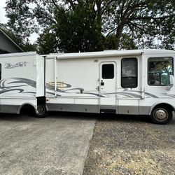 2000 32ft 2-slide Outs Queen Bed Low Miles Extra Clean