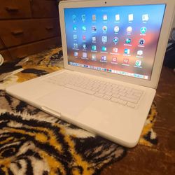 Excellent 13 Inch Apple MacBook Pro With Intel Core 2 Processor With Programs 