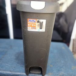 HEFTY STEP ON TRASH CAN.  13 GAL