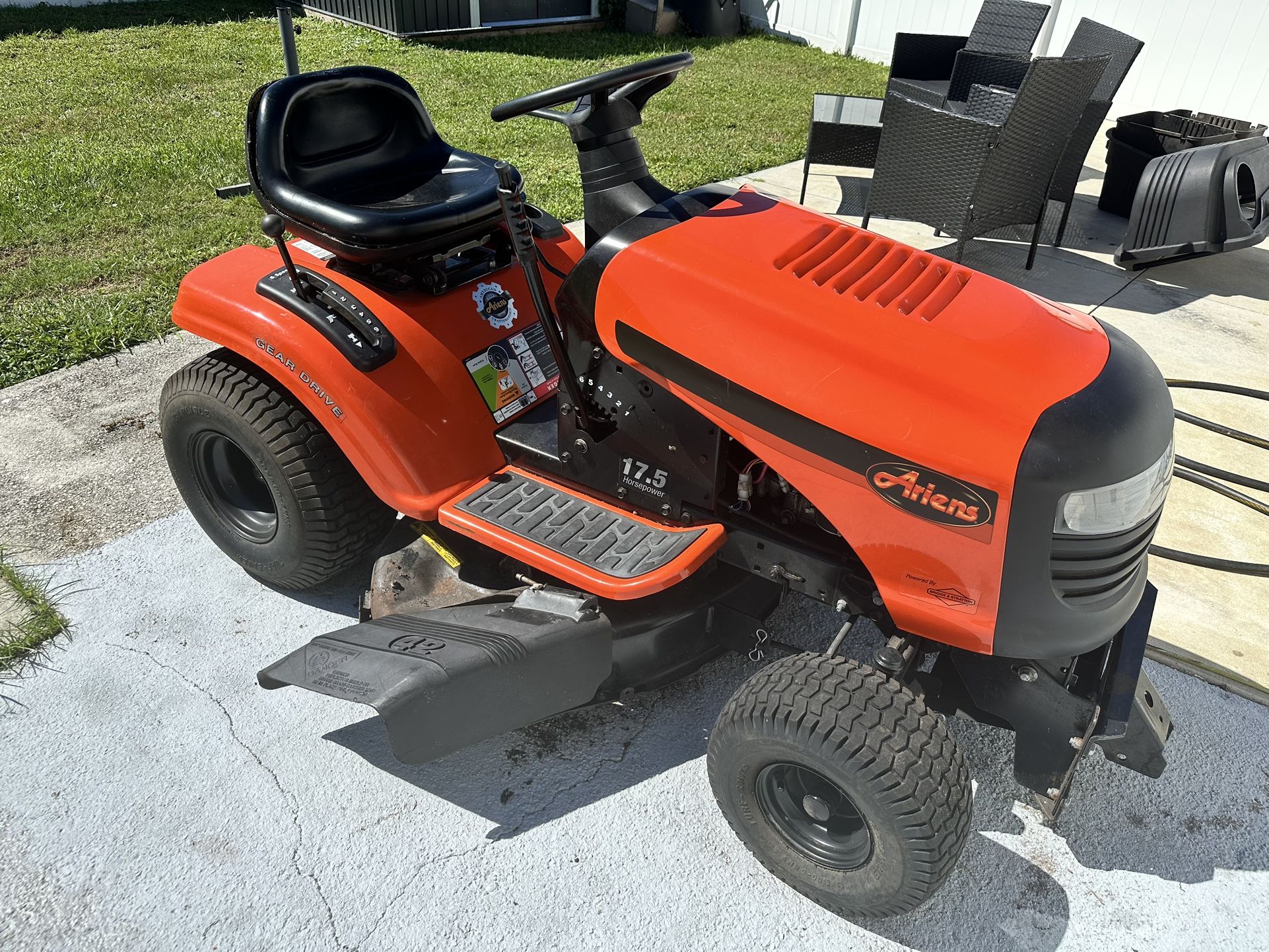 ***READ DESCRIPTION***Ariens Ride on mower & Bagging System