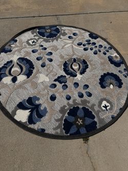 Are rug ROOMS TO GO,have you ever seen the most beautiful area rug ?SMOKE FREE PET FREE. Combining a sophisticated color palette with a joyful floral 