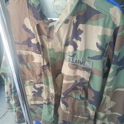 US Army Mens Size Small Camouflage Button Down Jacket EUC