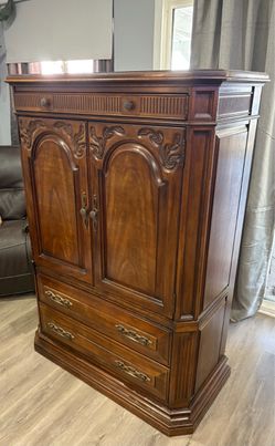 Chest of drawers / Tall Dresser Armoire