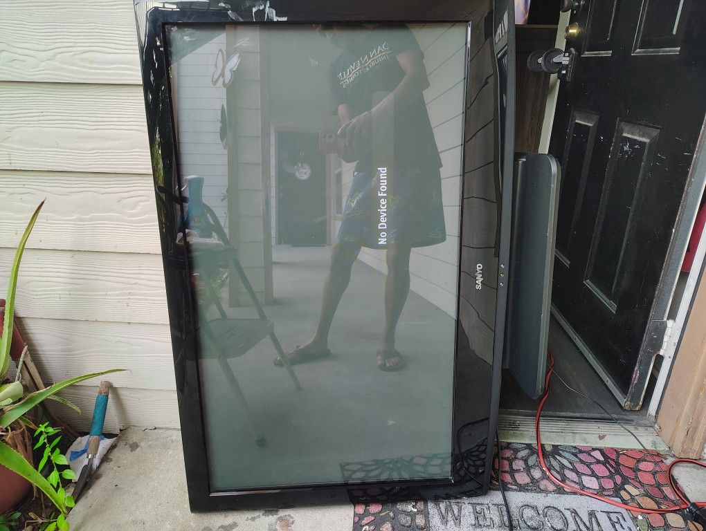 42 ' by 26 ' flat screen television color $125.00 good condition.... Ask for location Kissimmee Florida