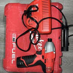 Milwuakee 12 V 1/4 Impact Driver