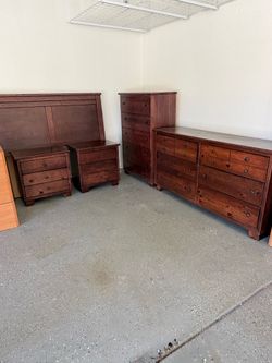5 piece queen bedroom set (must pick up)