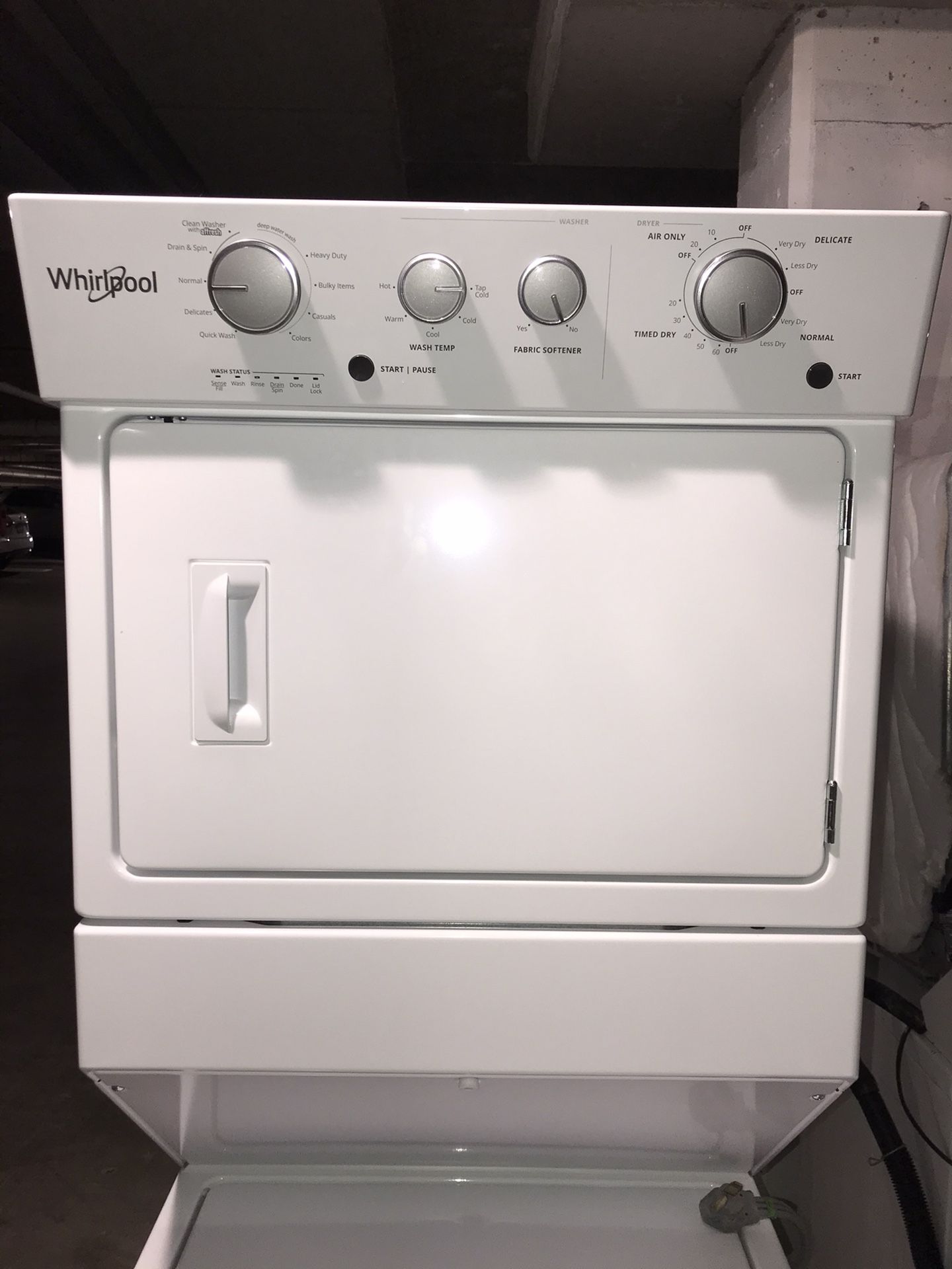 Stackable washer dryer whirlpool 1yr old