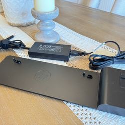 Like New - 2013 HP docking station for Elite book and folio HP laptops.