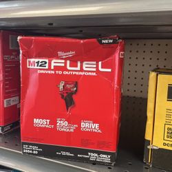 Milwaukee M12 3/8” Stubby Impact Wrench 