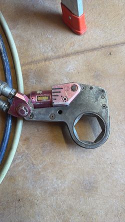 Hydraulic torque with hoses