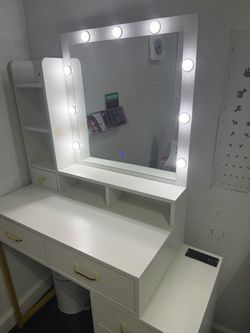 White & gold vanity with mirror Tocador blanco y dorado con espejo.