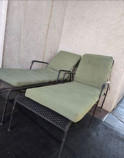 2 Lounge chairs recline