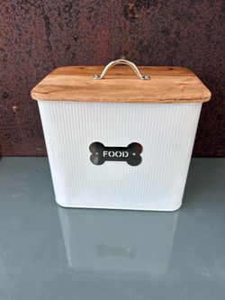Super cute dog food container in near new condition