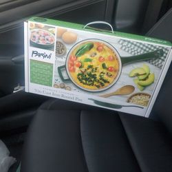 BRAND NEW PARINI CAST IRON ROUND PAN  $30 DOLLARS 9 INCHES 