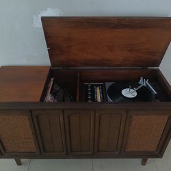 Vintage RCA Cabinet Stereo With Radio & Record Player